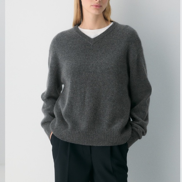Aritzia Sweaters - NWT Aritzia Essential Cashmere Relaxed V-neck Sweater, L